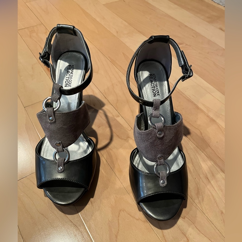 Kenneth Cole Daze Shock 4” Platform Heels in Gunmetal Suede and Patent. Size 9.